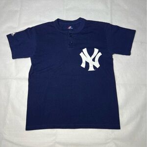 Navy blue Majestic New York Yankees youth shirt